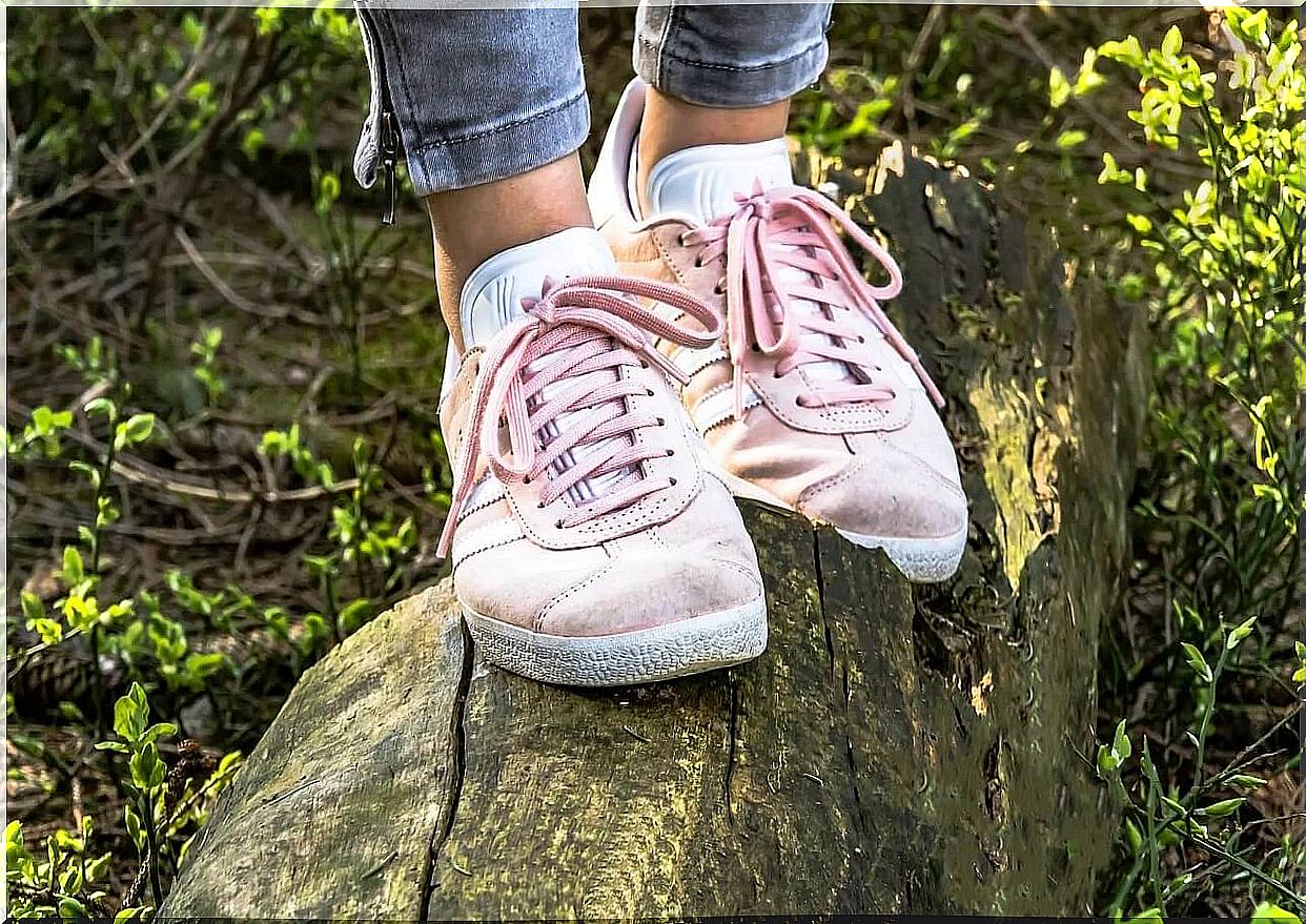 Pink sneakers on the legs