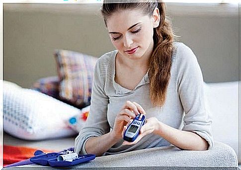 The woman measures the sugar level