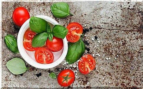 Cherry tomatoes with basil