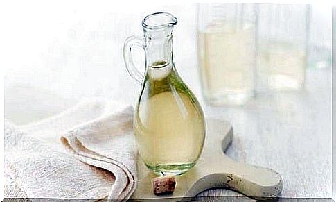 Homemade vinegar-based wood remedy guarantees perfect cleanliness.