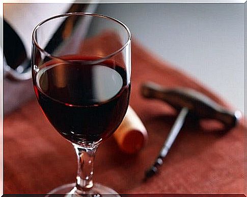 Homemade wood remedy based on red wine will work well for dark furniture.