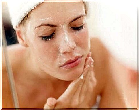 Proper skin cleansing helps to control the appearance of pimples.