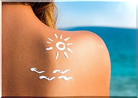 Lemon will allow you to have a tanned back, because it will act like a sunscreen 