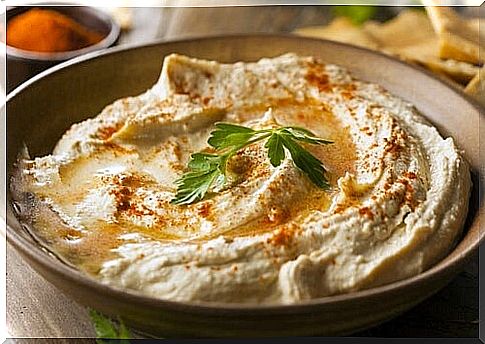 Light and delicious hummus based on chickpeas - lick your fingers!