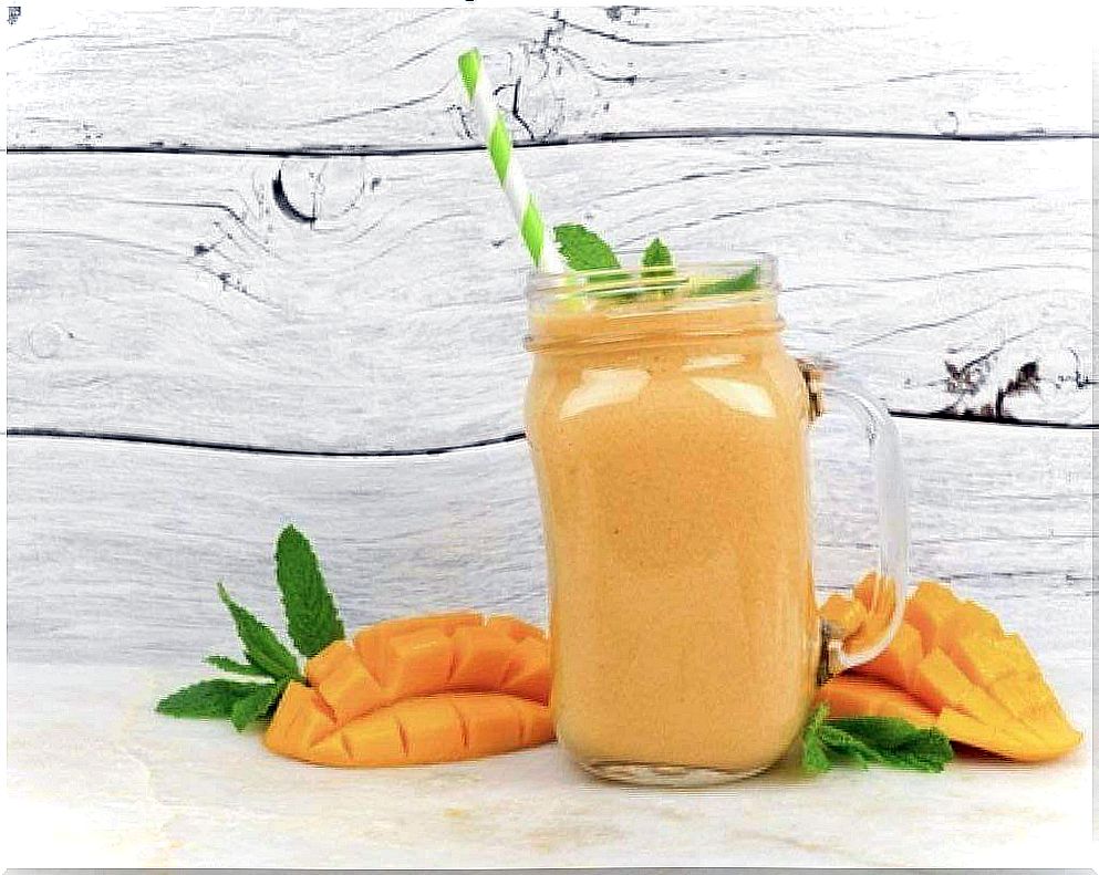 Mango and mint smoothie