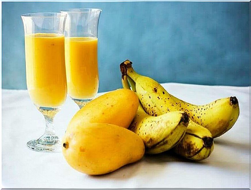 banana and mango smoothie for morning fatigue