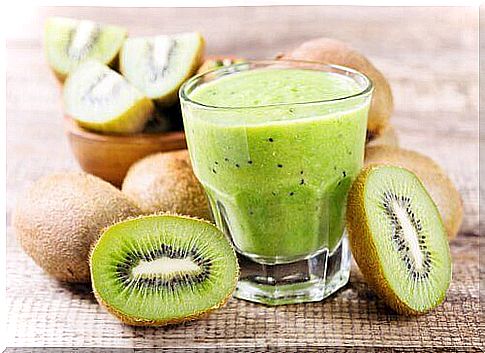 smoothie with kiwi and apples for morning fatigue