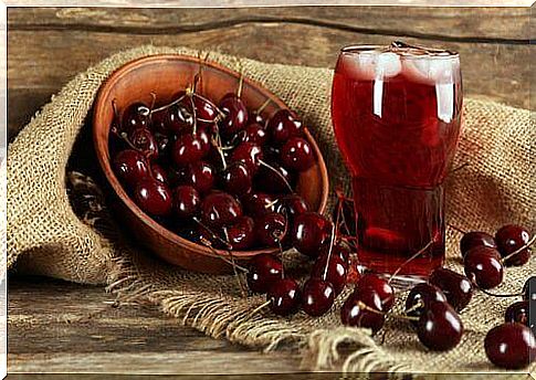 A glass of cherry juice helps to reduce uric acid levels