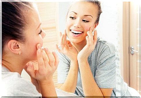 Woman in front of the mirror